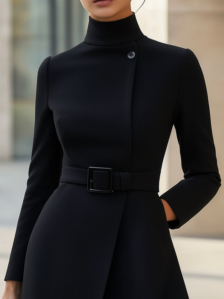 Margot Biarritz - Robe élégante à col montant et ceinture